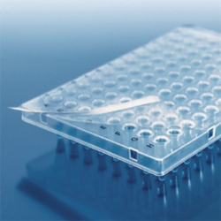 Package BRAND<sup>&reg;</sup> Premium PCR plates with raised half frame + BRAND<sup>&reg;</sup> PCR sealing film